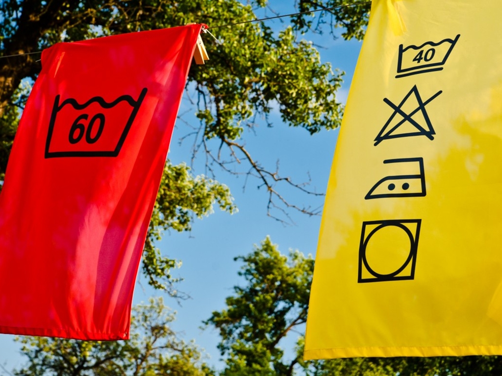 <p>48 Saatte Kapıdan, Kapıya teslim.&nbsp;Profesyonel Kuru Temizleme ve &Uuml;t&uuml; Hizmeti ile temizlik, &uuml;t&uuml; sorun ve kabus olmaktan uzaklaşıyor!Kıyafetlerinizin evinizden teslim alınıp yine evinize şık ve &uuml;t&uuml;lenmiş olarak teslim edilmesi rahatlığını yaşamak istiyorsanız, &Uuml;T&Uuml;C&Uuml; haftanın 7 g&uuml;n&uuml; &ccedil;alışıyor.&nbsp;</p>